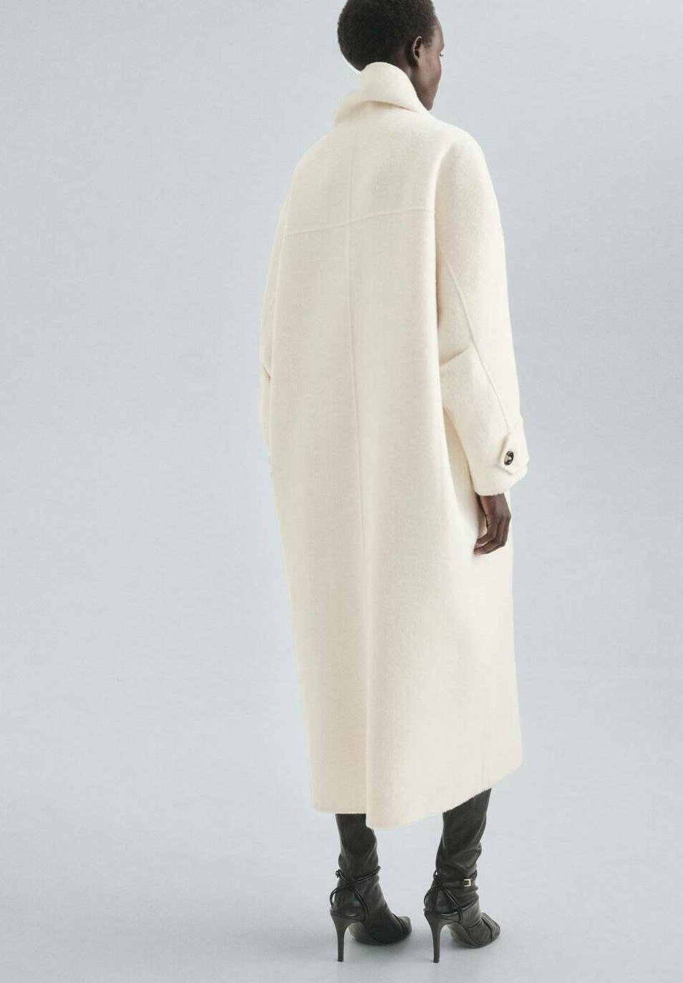 Enthusiá Off - White Mantel - Velnoir Fashion