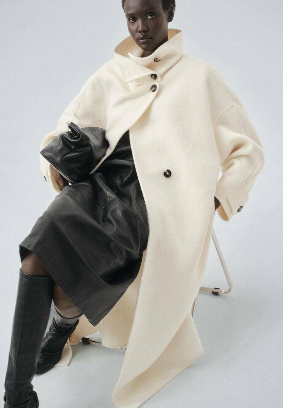 Enthusiá Off - White Mantel - Velnoir Fashion